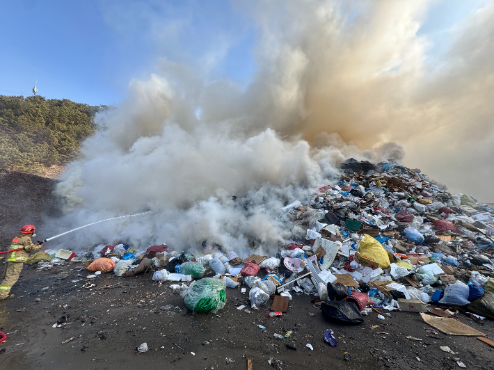충남 예산군 생활폐기물 매립장서 화재…진화중