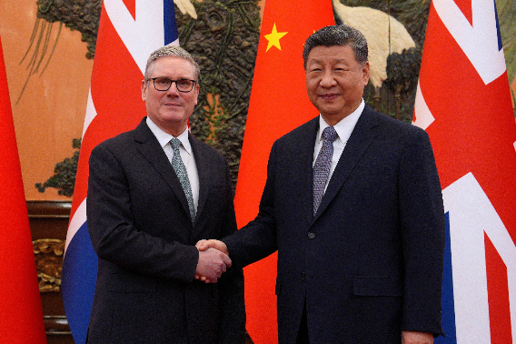 중국을 방문한 키어 스타머(사진 왼쪽) 영국 총리와 시진핑 중국 국가주석이 29일 베이징 인민대회당에서 진행된 정상회담에 앞서 악수하고 있다. 연합뉴스