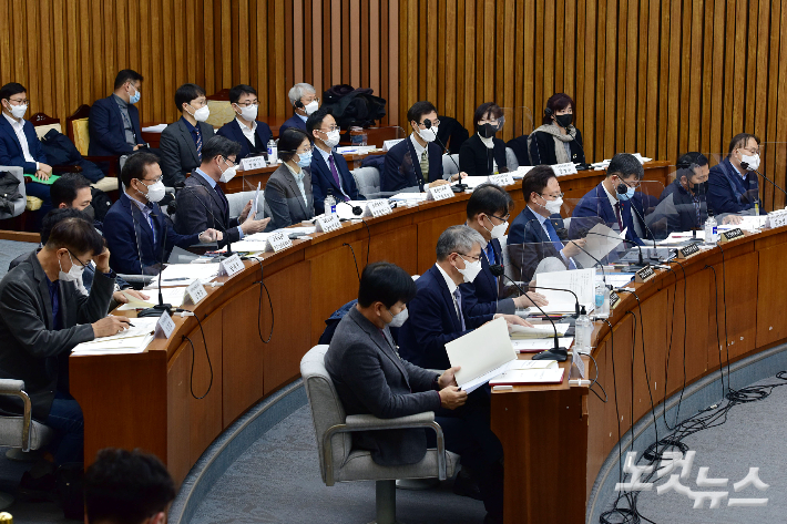 과거 국회 연금개혁특위 논의 자료 사진. 윤창원 기자