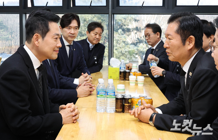 국민의힘 장동혁 대표(왼쪽)가 30일 오전 서울 종로구 서울대학교병원 장례식장에 마련된 故 이해찬 전 국무총리의 빈소를 찾아 조문한 뒤 더불어민주당 정청래 대표와 대화하고 있다. 사진공동취재단