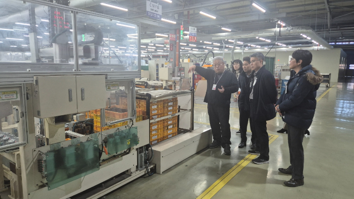 CTR에서 제조 공정에 대한 설명을 듣고 있다. 창원시 제공 