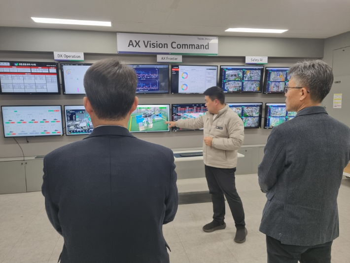 신성델타테크 AX 비전 커맨드실 견학. 창원시 제공