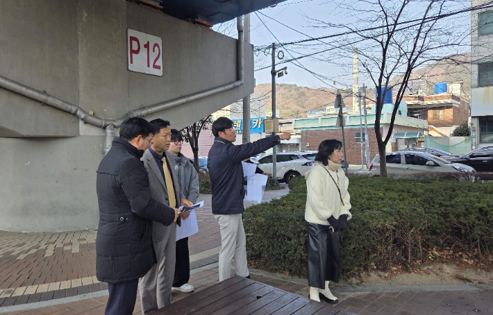 제종남 마산회원구청장이 주요 현안지를 예찰하고 있다. 마산회원구청 제공 