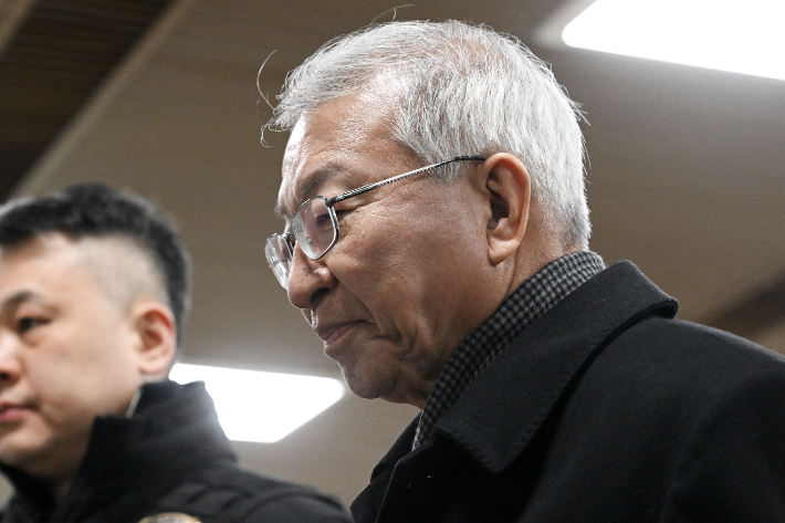 1심에서 무죄를 선고받은 양승태 전 대법원장이 30일 서울 서초구 서울고등법원에서 열린 항소심 선고 공판에 출석하고 있다. 연합뉴스