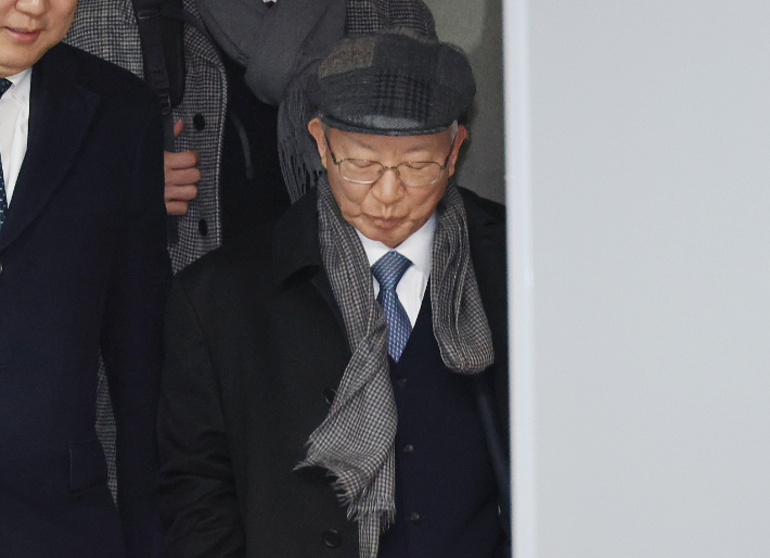 양승태 전 대법원장이 30일 서울 서초구 서울고등법원에서 열린 '사법농단 혐의' 2심 선고 공판에서 징역 6개월에 집행유예 1년을 선고 받은 후 법원 청사를 나서고 있다. 연합뉴스