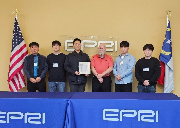 한수원 사내벤처 딥아이가 AI 비파괴 검사방법 국제인증을 받고 기념촬영을 하고 있다. 한수원 제공