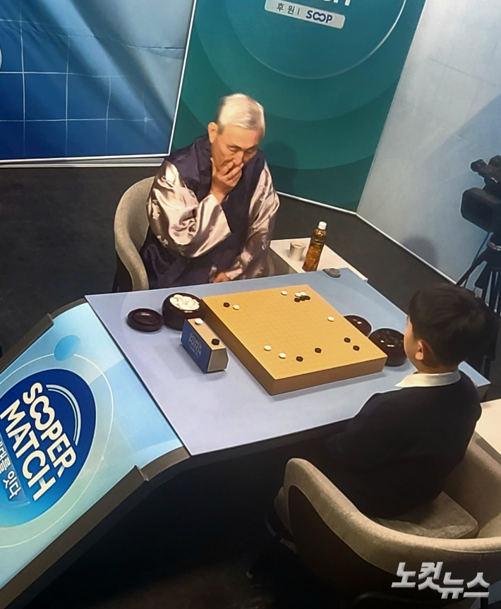 조훈현 9단(사진 왼쪽)이 돌을 두기 전 생각 중이다. 동규기자