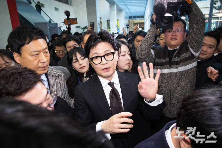 국민의힘이 한동훈 전 대표의 제명을 확정한 29일 오후 한동훈 전 국민의힘 대표가 서울 여의도 국회에서 입장 발표를 마친 후 소통관을 나서고 있다. 황진환 기자