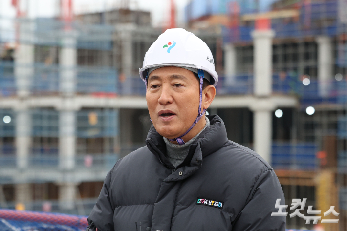 오세훈 서울시장이 12일 서울 노원구 월계동에 위치한 광운대역 물류부지 개발 현장을 방문해 진행 상황을 점검하고 있다. 류영주 기자