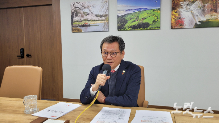 강원CBS·강원영동CBS '최진성의 위클리오늘'에 출연해 인터뷰를 하고 있는 김홍규 강릉시장. 전영래 기자