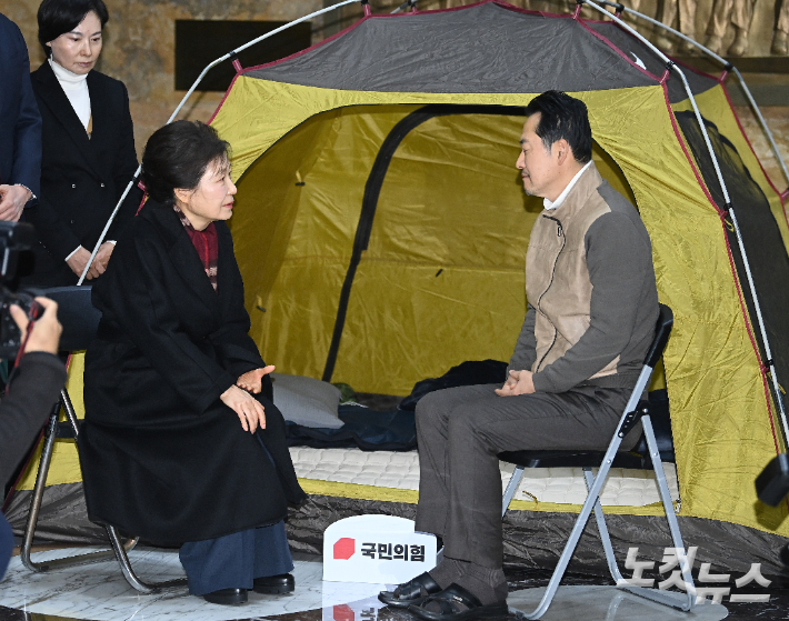 박근혜 전 대통령이 22일 쌍특검(통일교·민주당 공천 뇌물 특검)을 요구하며 8일째 단식을 이어가는 국민의힘 장동혁 대표의 단식 현장을 방문해 대화를 나누고 있다. 윤창원 기자