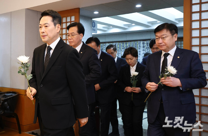 국민의힘 장동혁 대표와 송언석 원내대표 등 지도부가 30일 오전 서울 종로구 서울대학교병원 장례식장에 마련된 故 이해찬 전 국무총리의 빈소를 찾아 조문하고 있다. 사진공동취재단