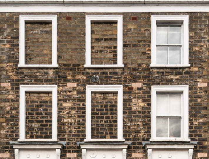 창문세를 내지 않기 위해 벽돌로 창문을 막은 건물들은 아직 영국 곳곳에 남아 있다. 'SEE Southampton' 페이스북 캡처
