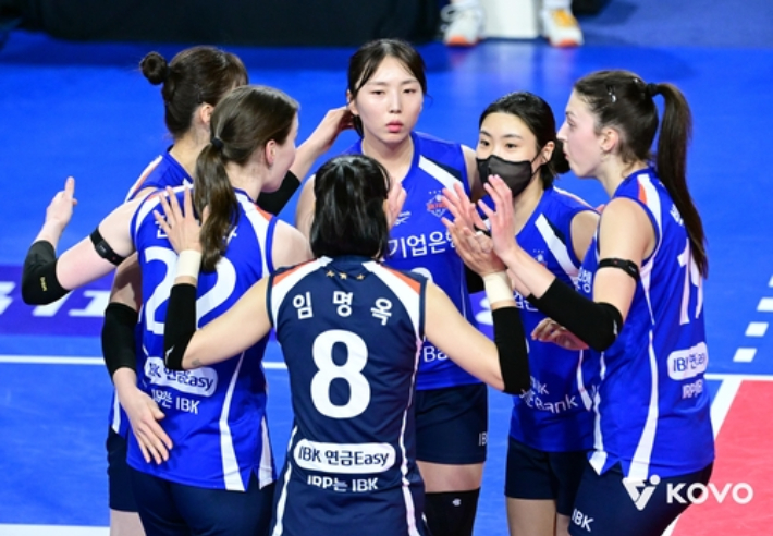 30일 도로공사와 홈 경기에서 승리한 기업은행 선수들이 서로 격려하고 있다. 한국배구연맹 