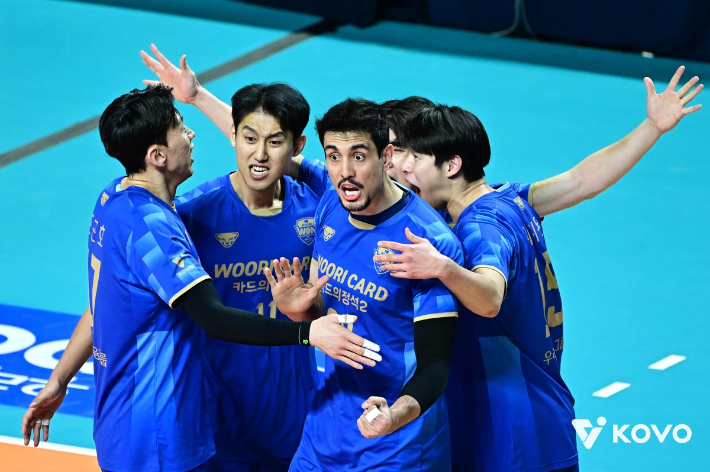 우리카드 선수들이 30일 삼성화재와 홈 경기에서 득점한 뒤 기뻐하고 있다. 한국배구연맹  