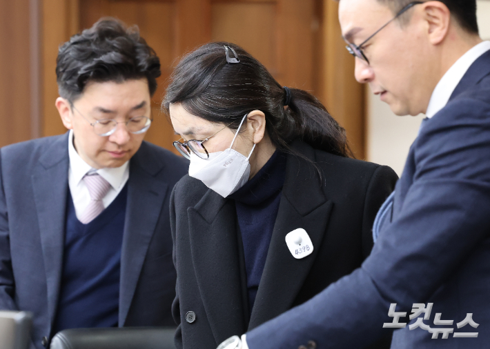 도이치모터스 주가조작과 명태균 공천개입, 통일교 청탁·뇌물 수수 의혹 혐의 등으로 구속기소 된 김건희 씨가 3일 서울 서초구 서울중앙지방법원에서 열린 자본시장법 위반 혐의 결심 공판에 출석하고 있다. 사진공동취재단