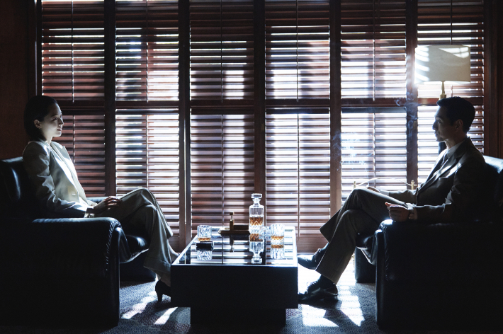 배우 원지안은 작품에서 공을 들인 장면으로 5회에 등장하는 일본 오사카 브리핑 장면을 꼽았다. 그는 "극 중 일본어 대사가 많았고, 옛날에 쓰는 단어들도 있었다"며 "주변에서 '잘하고 있다', '편하게 하라'며 격려를 해줘 더 열심히 했다"고 밝혔다. 월트디즈니 컴퍼니 코리아 제공