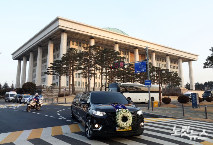 故이해찬 전 총리 운구차량 국회 도착
