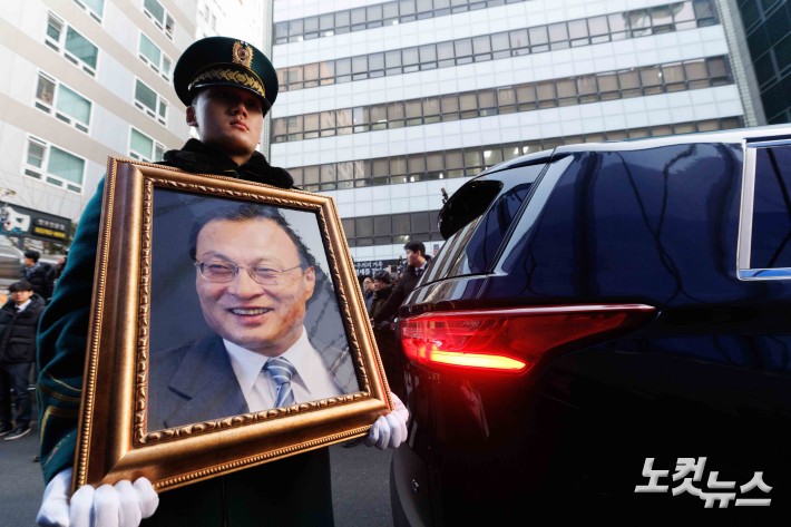 민주당사 떠나는 고 이해찬 전 국무총리 영정
