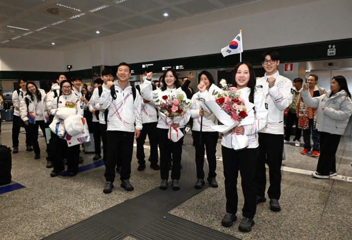2026 밀라노·코르티나담페초 동계 올림픽에 출전하는 한국 선수단이 31일(한국시간) 이탈리아 밀라노 말펜사 국제공항에 도착해 파이팅을 외치고 있다. 대한체육회 제공