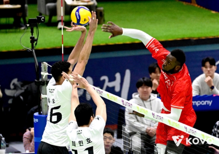 스파이크하는 한국전력의 베논(사진 오른쪽). 한국배구연맹 제공