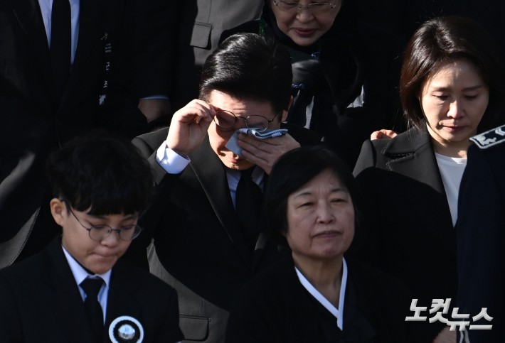 눈물 닦는 이재명 대통령