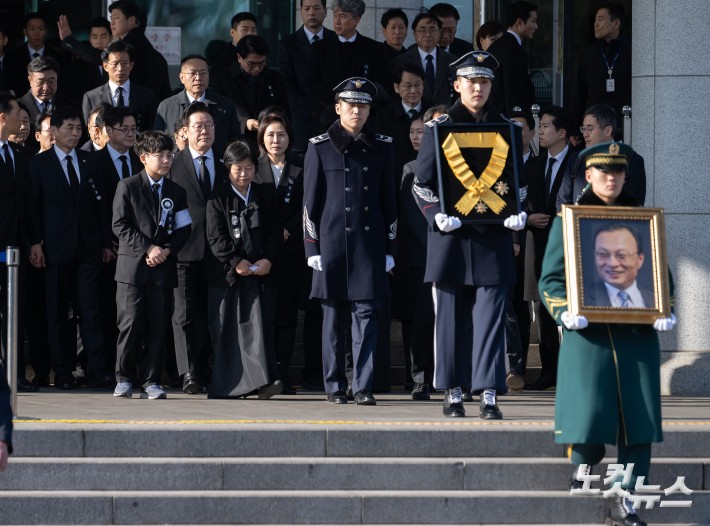 故이해찬 총리 배웅하는 이재명 대통령 내외