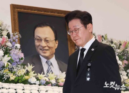 헌화 마친 이재명 대통령