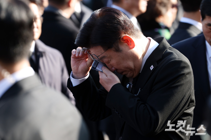 이해찬 전 국무총리의 영결식이 열린 31일 오전 서울 여의도 국회 의원회관에서 이재명 대통령이 영결식을 마친 뒤 눈물을 닦고 있다. 황진환 기자