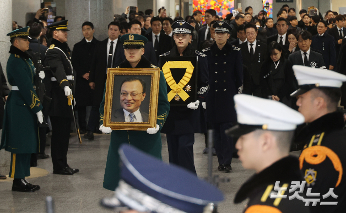 이재명 대통령과 김혜경 여사가 31일 오전 서울 여의도 국회 의원회관에서 열린 고 이해찬 전 국무총리 영결식에 참석한 뒤 고인의 마지막 길을 배웅하며 뒤따르고 있다. 황진환 기자