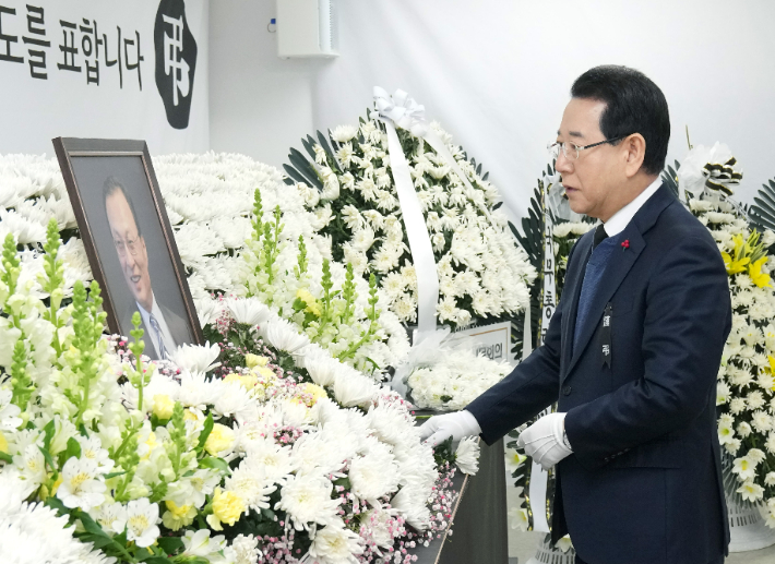 김영록 전라남도지사가 29일 더불어민주당 전남도당에 마련된 고 이해찬 민주평통자문회의 수석부의장 분향소를 방문해 조문하고 있다. 전라남도 제공