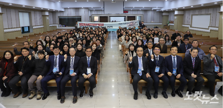 참석자들이 기념촬영을 하고 있다. 한세민 기자