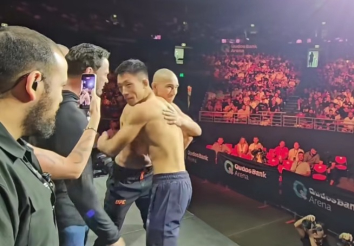 계체를 마친 김상욱(사진 맨 오른쪽)이 대결 상대 돔 마르 판 페이스오프와 포옹하고 있다. 김상욱 SNS 게시물 캡처