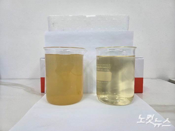 최초 침출수(사진 왼쪽)와 최신식 여과장치와 미생물 투입 방식을 거친 침출수(오른쪽) 모습. 정성욱 기자