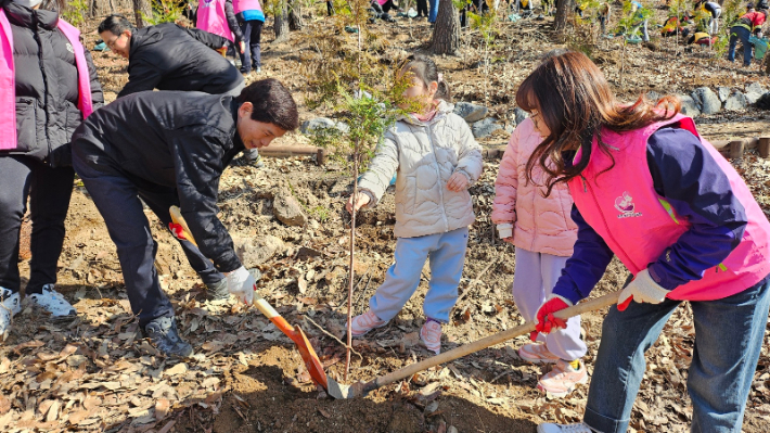 이태훈 구청장이 2024년 대구 달서구 도원동에서 어린이집 아이들과 나무를 심고 있다. 달서구는 우리마을 동산가꾸기사업을 추진중이다. 달서구청 제공 