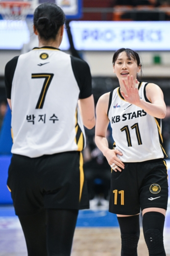 박지수와 강이슬. WKBL 제공