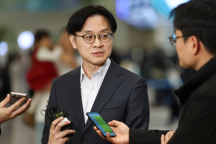 도널드 트럼프 미국 대통령의 대 한국 관세 재인상 위협에 대응하기 위해 미국을 방문한 김정관 산업통상부 장관이 31일 인천공항 터미널2을 통해 귀국 후 취재진 질문에 답하고 있다. 연합뉴스