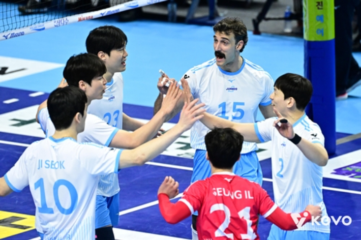 득점 후 기뻐하는 대한항공 선수들. 한국배구연맹 제공