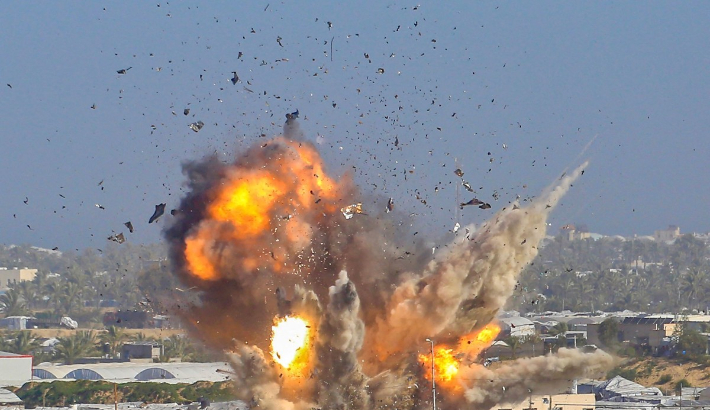 31일(현지시간) 오전 가자지구 칸유니스가 폭격당하는 모습. 연합뉴스