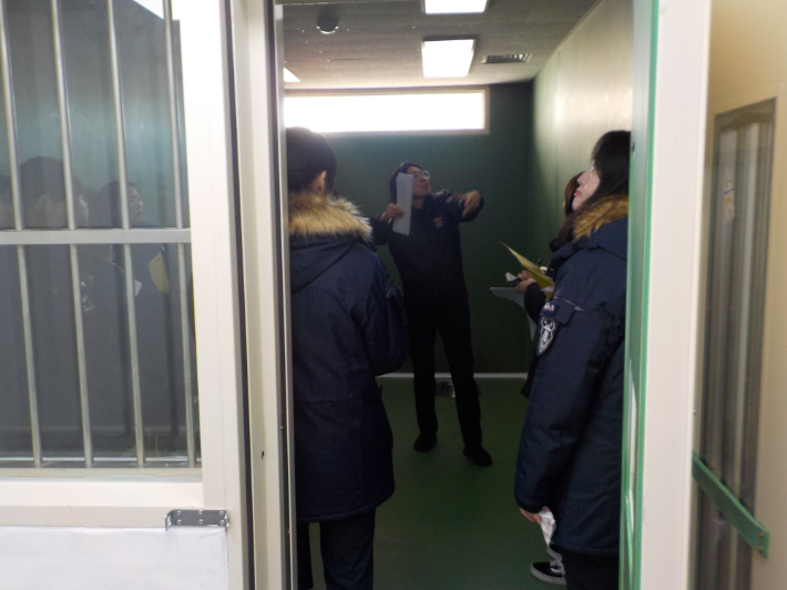 여성 수용동 '진정실'에 대해 기자가 설명을 듣고 있는 모습. 화성직업훈련교도소 제공