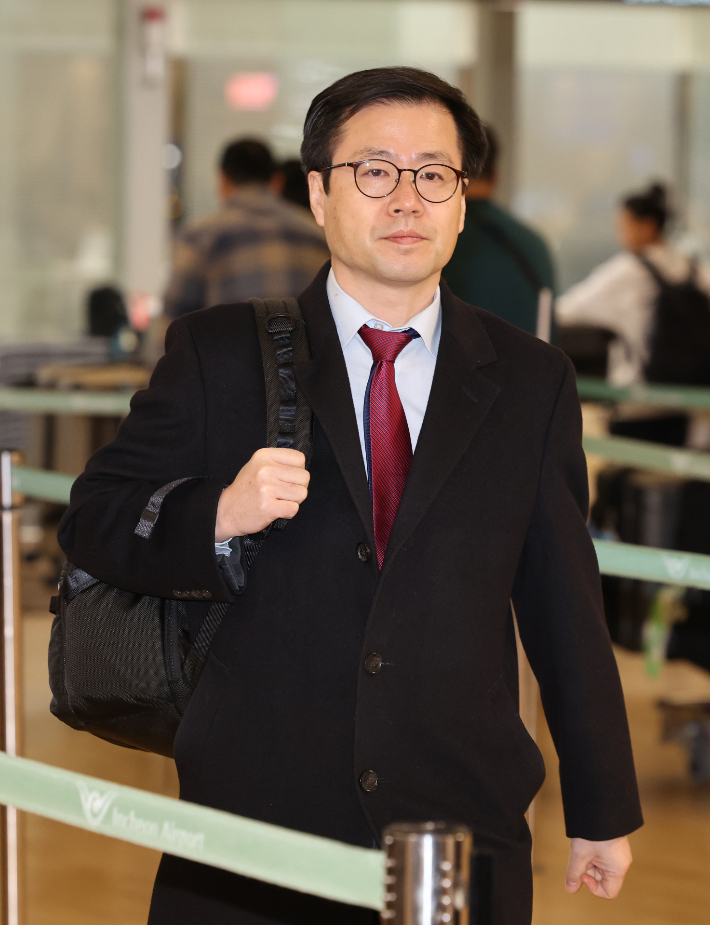 지난달 29일 여한구 산업통상부 통상교섭본부장이 미국을 방문하기 위해 인천국제공항을 통해 출국하는 모습. 연합뉴스