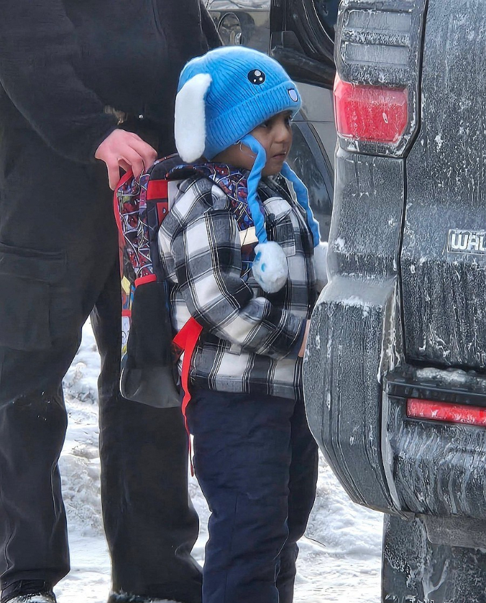 에콰도르 출신의 5세 어린이 리암 코네호 라모스가 지난 20일(현지시간) 미국 이민세관단속국(ICE) 요원들에 체포되고 있다. 연합뉴스