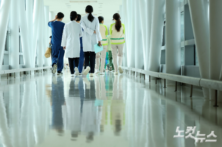 서울 시내의 한 대학병원에 의료진들이 이동하고 있다. 류영주 기자