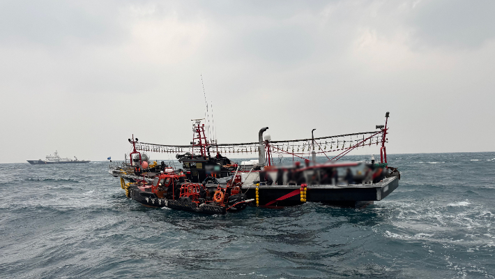 제주 차귀도 해상에서 낚시어선이 침수돼 해경이 승선원들을 구조하고 있다. 제주해경청 제공