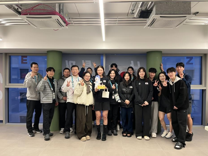 쇼트트랙 여자 국가대표 심석희(가운데)가 2026 밀라노·코르티나담페초 동계 올림픽을 앞두고 이탈리아 밀라노 선수촌에서 임원 및 동료 선수들로부터 생일 축하를 받고 있다. 오른쪽에서 세 번째는 대표팀 동료 최민정. 대한체육회 