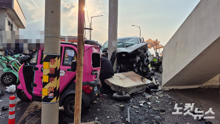 우도에서 승합차가 행인들을 치고 전신주를 들이받은 모습. 우도 주민 제공