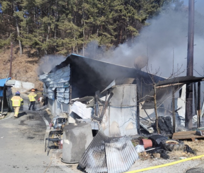 광양 한 컨테이너 화재 현장에서 소방관들이 진화 작업을 하고 있다. 광양소방서 제공 