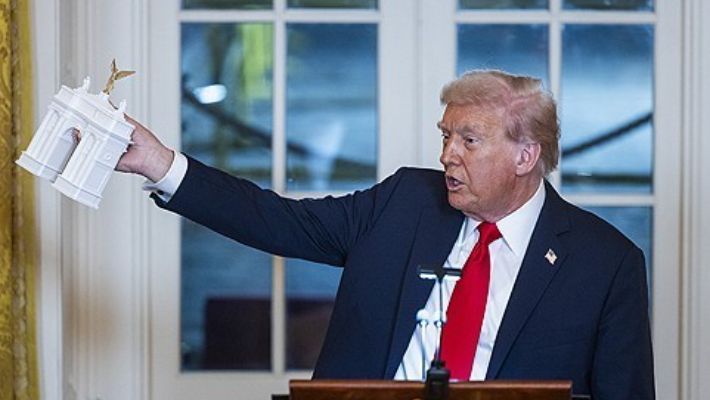 워싱턴 개선문 모형 들어올린 트럼프 대통령. 연합뉴스