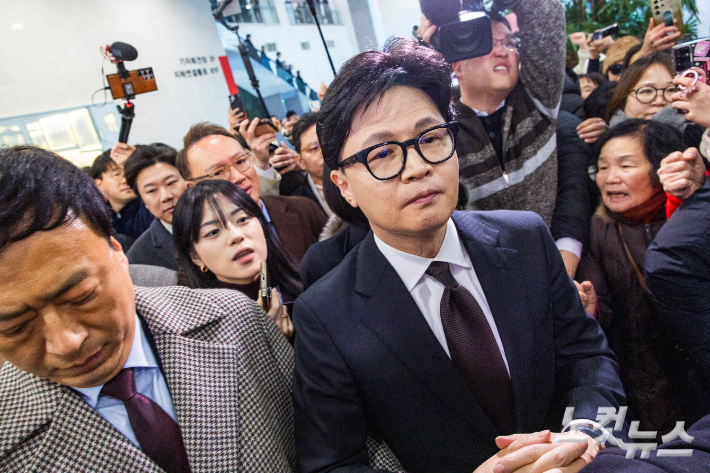 국민의힘이 한동훈 전 대표의 제명을 확정한 지난달 29일 오후 한동훈 전 국민의힘 대표가 서울 여의도 국회에서 입장 발표를 마친 후 소통관을 나서고 있다. 황진환 기자