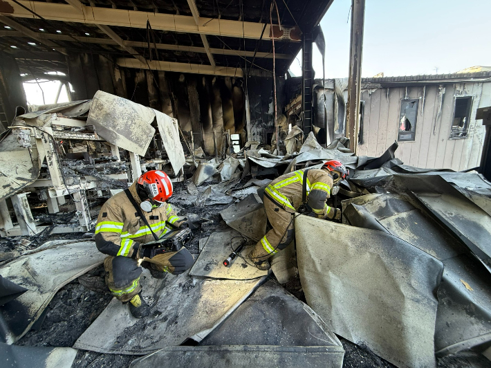 소방대원들이 실종자 수색을 하고 있는 모습. 충북소방본부 제공